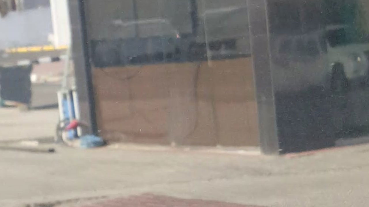 «كشك قهوة» كاد يتسبب في حوادث بأحد الطرق السريعة .. والمرور يتفاعل
