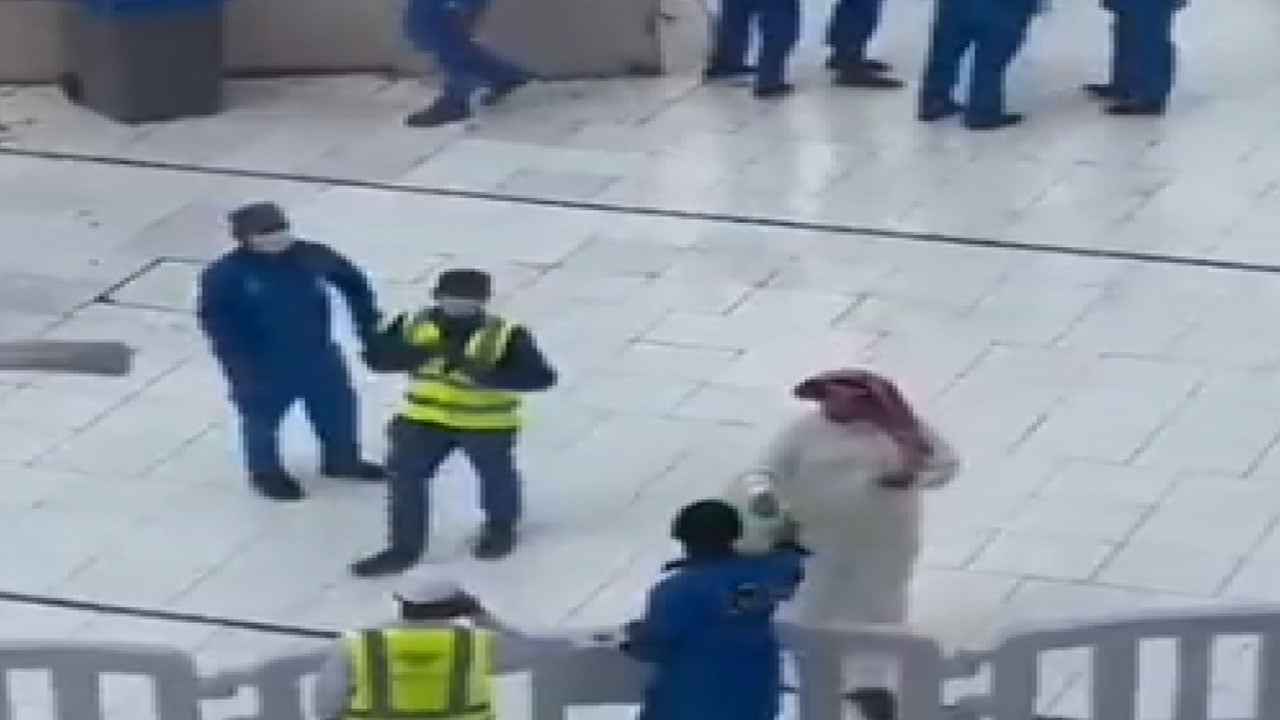بالفيديو.. مبادرة إنسانية.. مواطن سعودي يوزِّع أموالًا على العاملين بالحرم المكي
