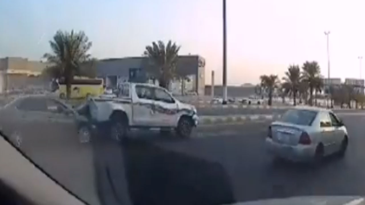 مقطع يوثِّق حادث سير متعمَّد.. قائد مركبة يصطدم بأخرى ويفر هاربًا