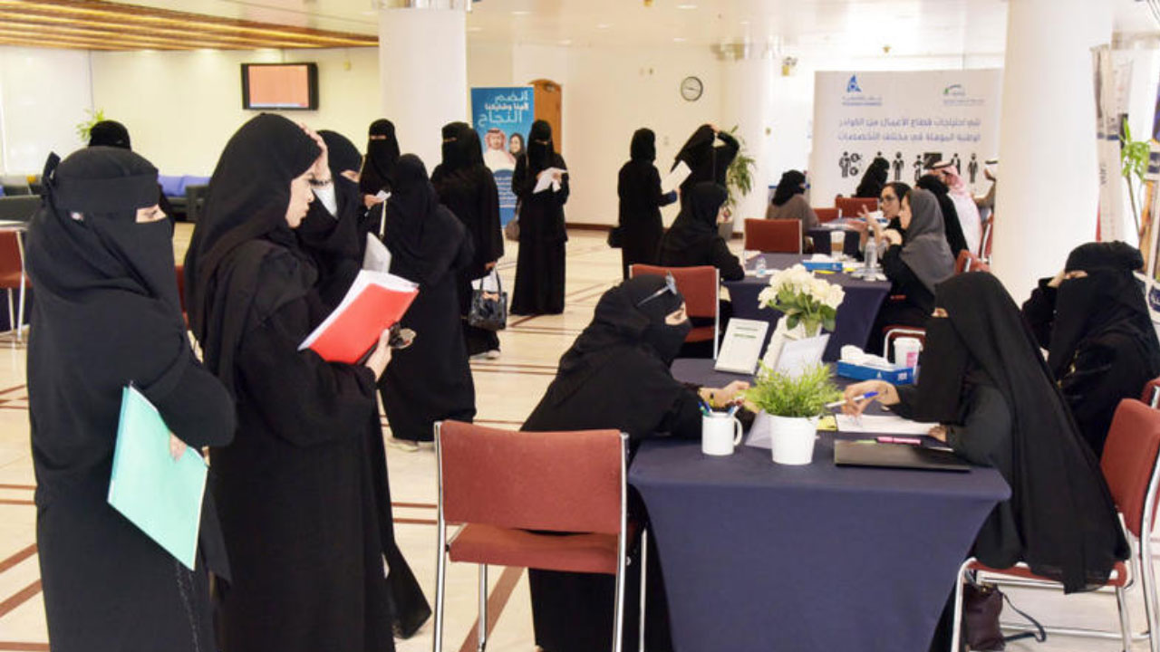 هل يمكن عمل زوجة المواطن في وظائف السعوديين؟.. «الموارد البشرية» توضح