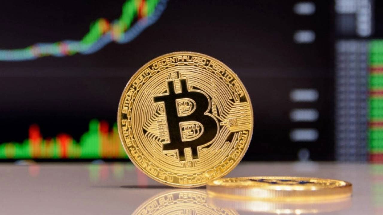بيتكوين تسجل أعلى مستوى لها في 6 أشهر.. قفزت لـ63528 دولارًا