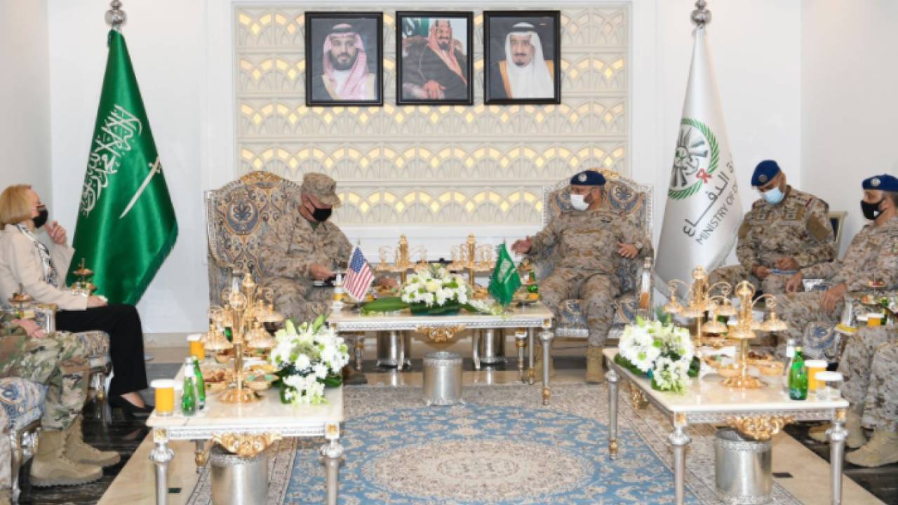 رئيس هيئة الأركان العامة يلتقي قائد القيادة المركزية الأمريكية