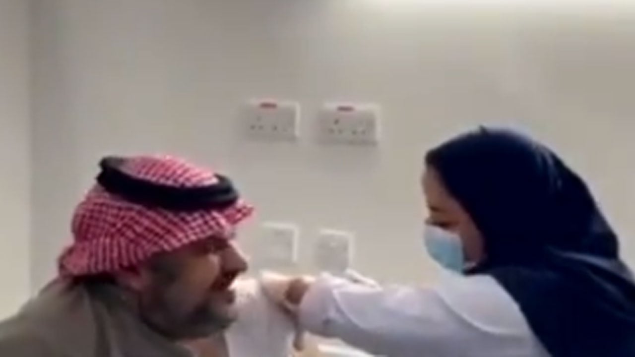 قصة أول من أعطت جرعة لقاح كورونا في المملكة.. ممرضة صباحًا ومدربة سلاح مساء