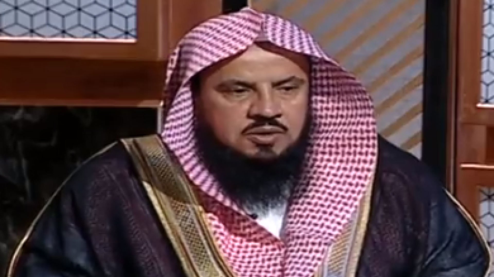ما حكم الصلاة إذا اكتشف الإمام أنه غير متوضئ؟ "السبر" يجيب