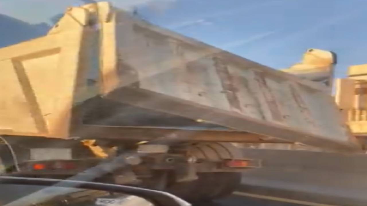 «المرور» يعلن ضبط قائد شاحنة عرض المارة للخطر