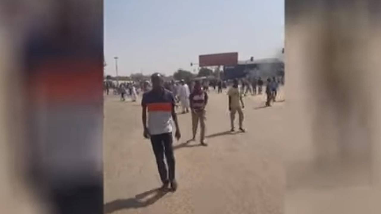 بالفيديو.. إصابات في اشتباكات بين متظاهرين وقوات الأمن بمحيط مقر قيادة الجيش السوادني