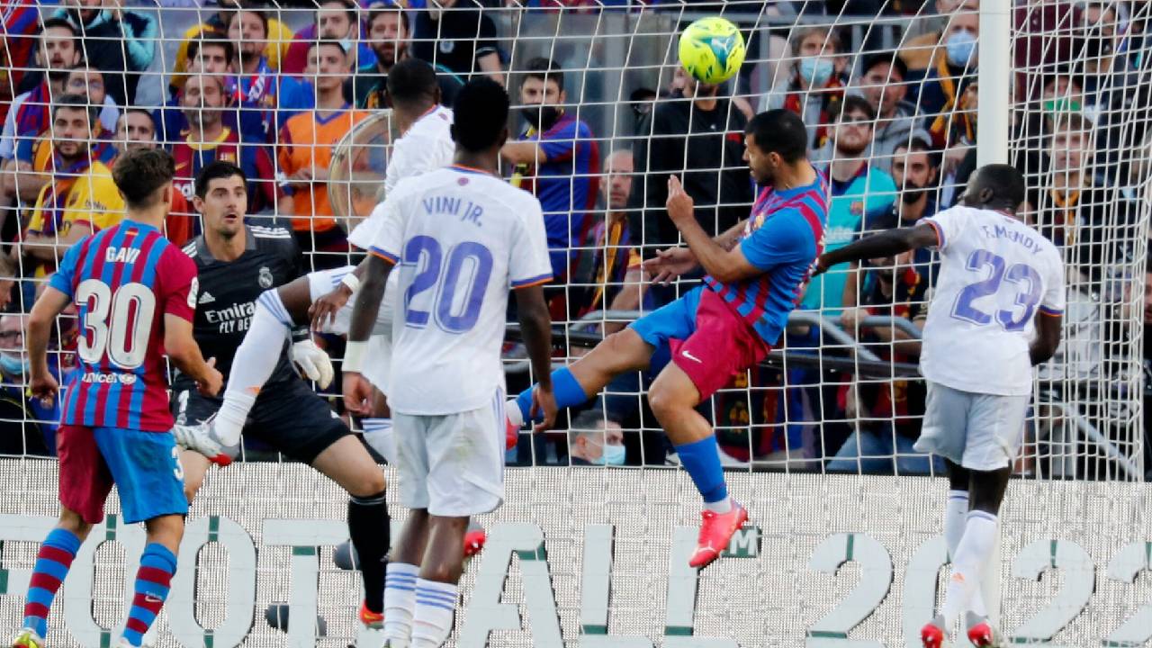 رسميًّا.. برشلونة يعلن إصابة نجم الفريق