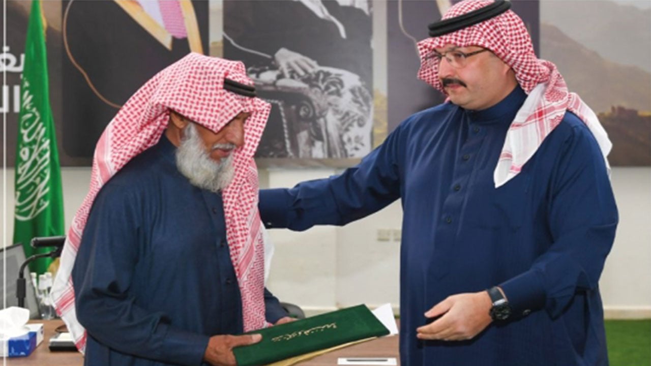 أمير عسير يكرِّم مواطنَيْن بصفتهما نموذجين في قيمتي العفو والوفاء
