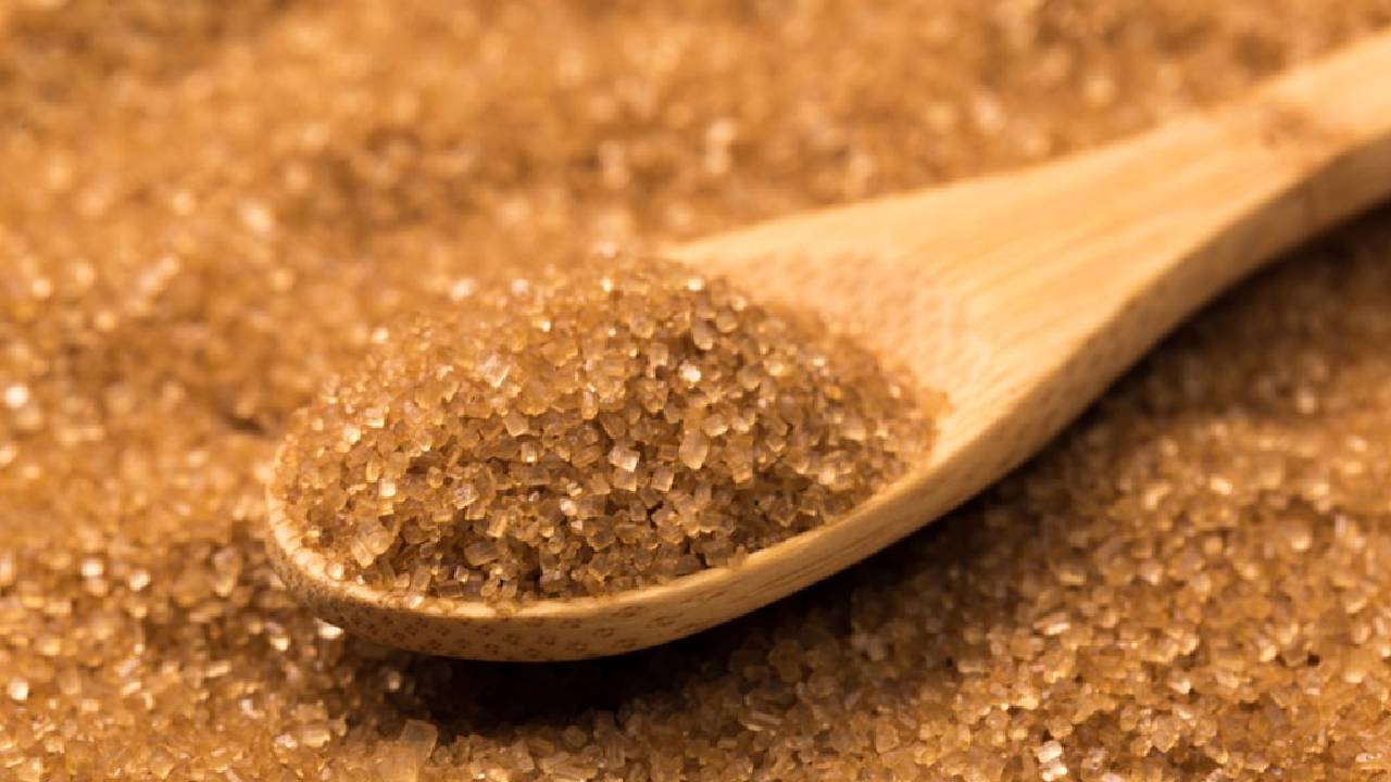 استشاري يحذر من مخاطر «السكر البني» ويكشف السبب