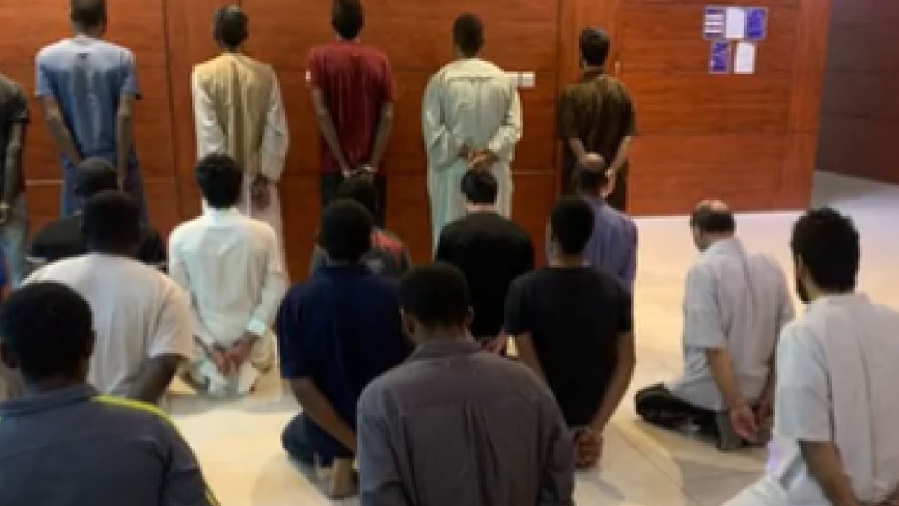 بينهم  سارقو مركبات ومخالفون لنظام الإقامة.. 26 متهمًا في قبضة رجال الأمن