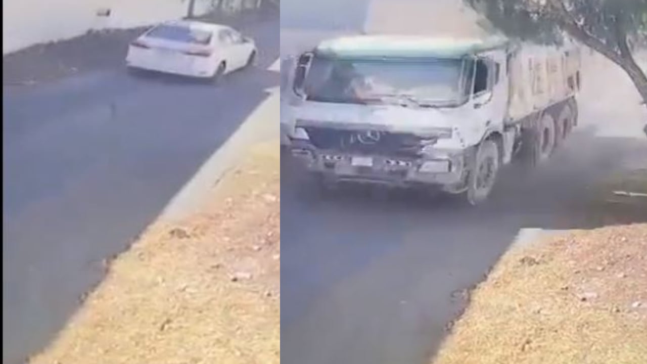 فيديو يوثق نجاة مواطن بأعجوبة من الاصطدام بشاحنة محملة بالحجارة