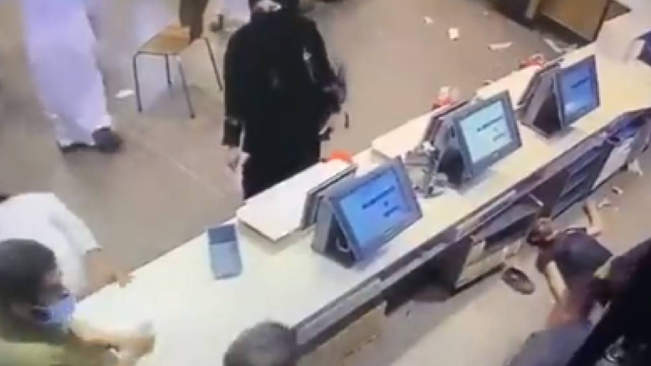 بعد واقعة الاعتداء بمطعم شهير بالرياض.. مستشار قانوني يحذر من الجريمة المنظمة