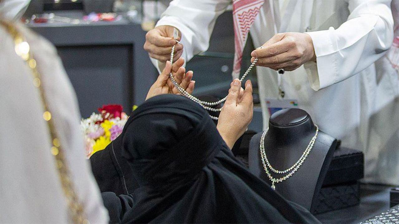معرض المجوهرات الفريدة بموسم الرياض 2021 يبدأ فعالياته