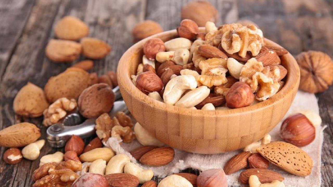 فوائد سحرية لثلاث حبات من المكسرات يوميًّا.. تحمي من مرض مميت