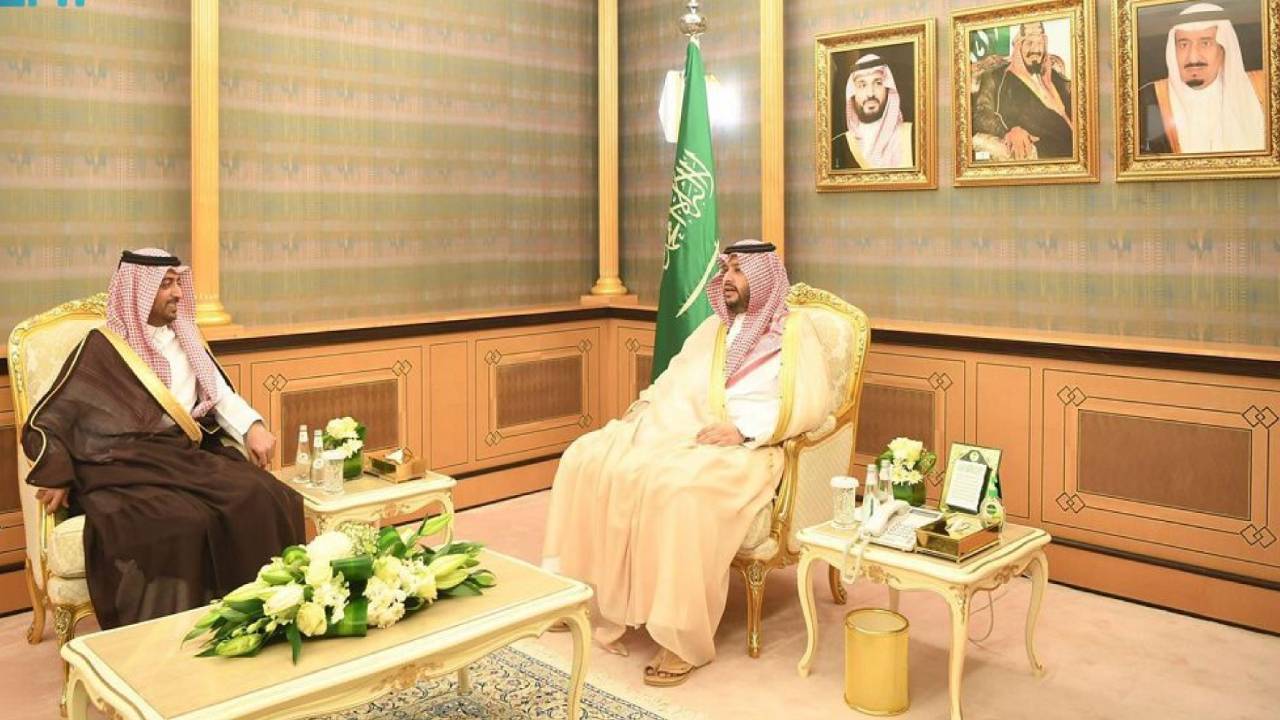 الأمير تركي بن محمد يناقش العلاقات الثنائية مع سفير قطر بالمملكة