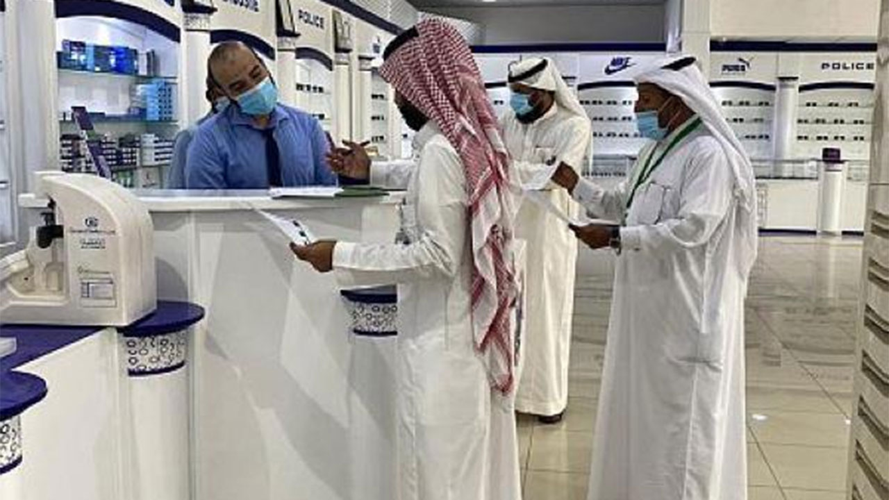 إغلاق 11 منشأة تجارية وتحرير 56 مخالفة للتدابير الاحترازية بالباحة
