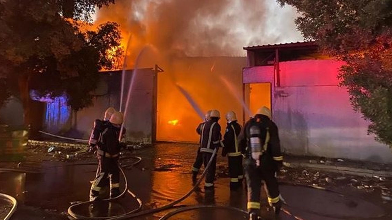 بالصور.. «مدني الدمام» يخمد حريقًا اندلع في ورشة لتنجيد الأثاث