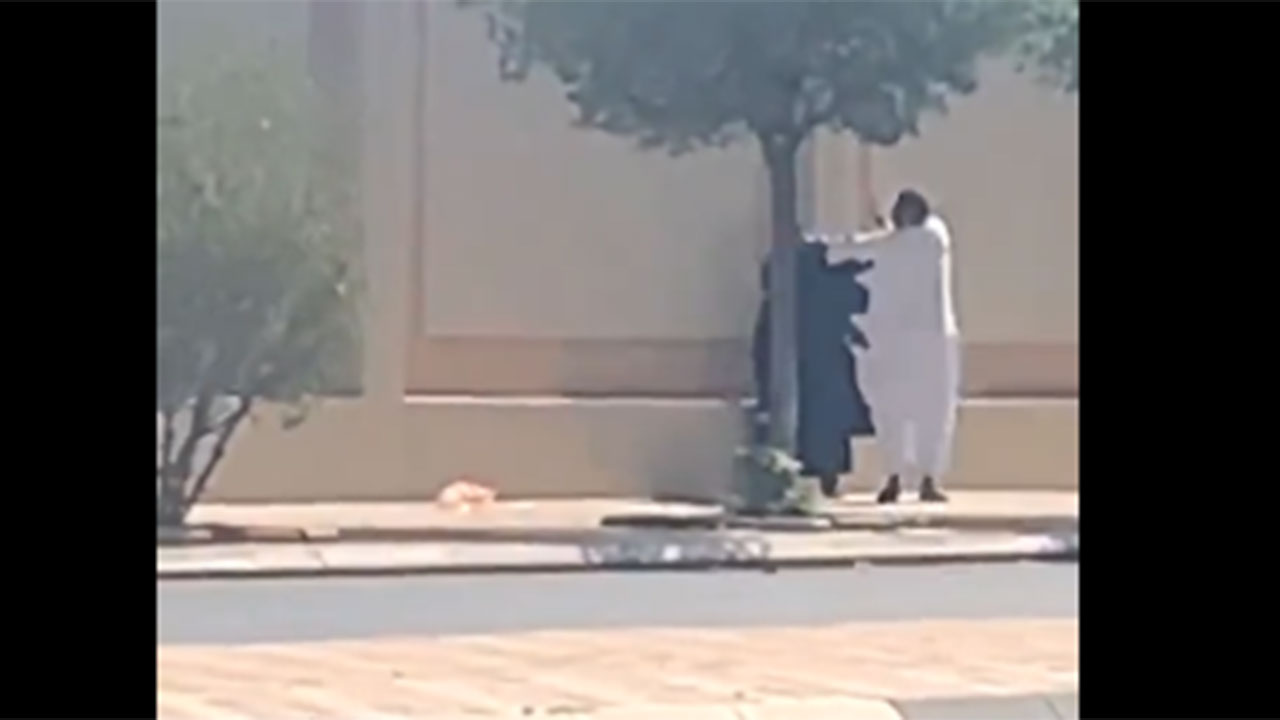 بالفيديو.. رجل يعنف سيدة في المدينة.. و«العنف الأسري» يتفاعل