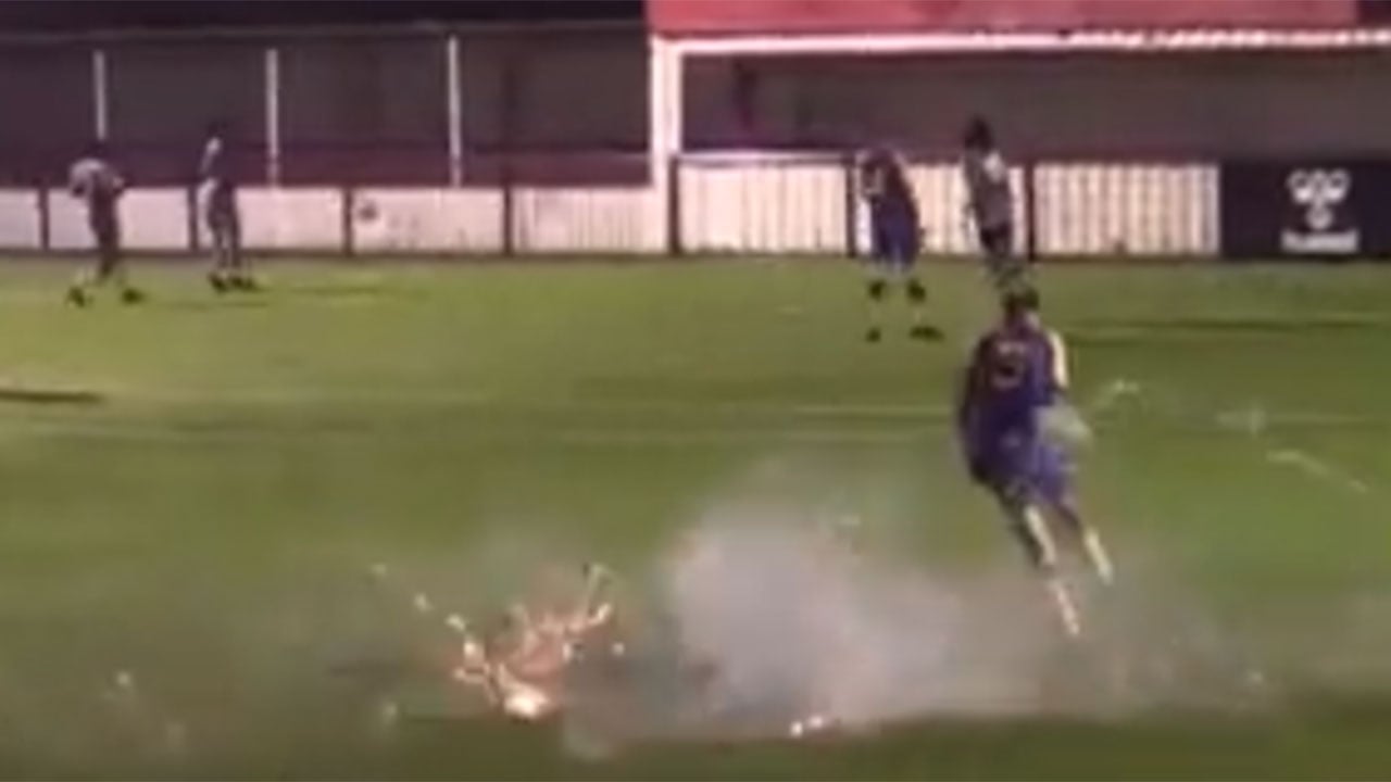 بالفيديو.. الجماهير تستهدف لاعبًا بالألعاب النارية في إنجلترا