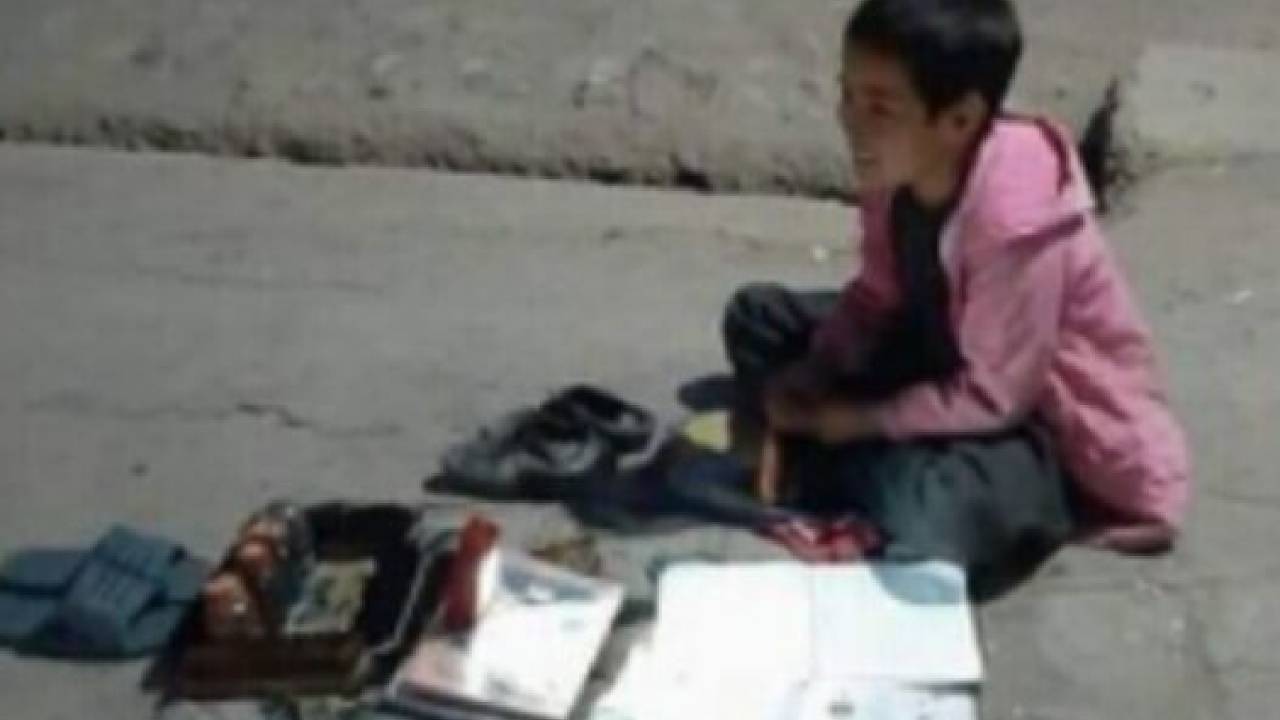 صورة طفل أفغاني تفجع القلوب.. وتحذير من «مجاعة وشيكة» في البلاد