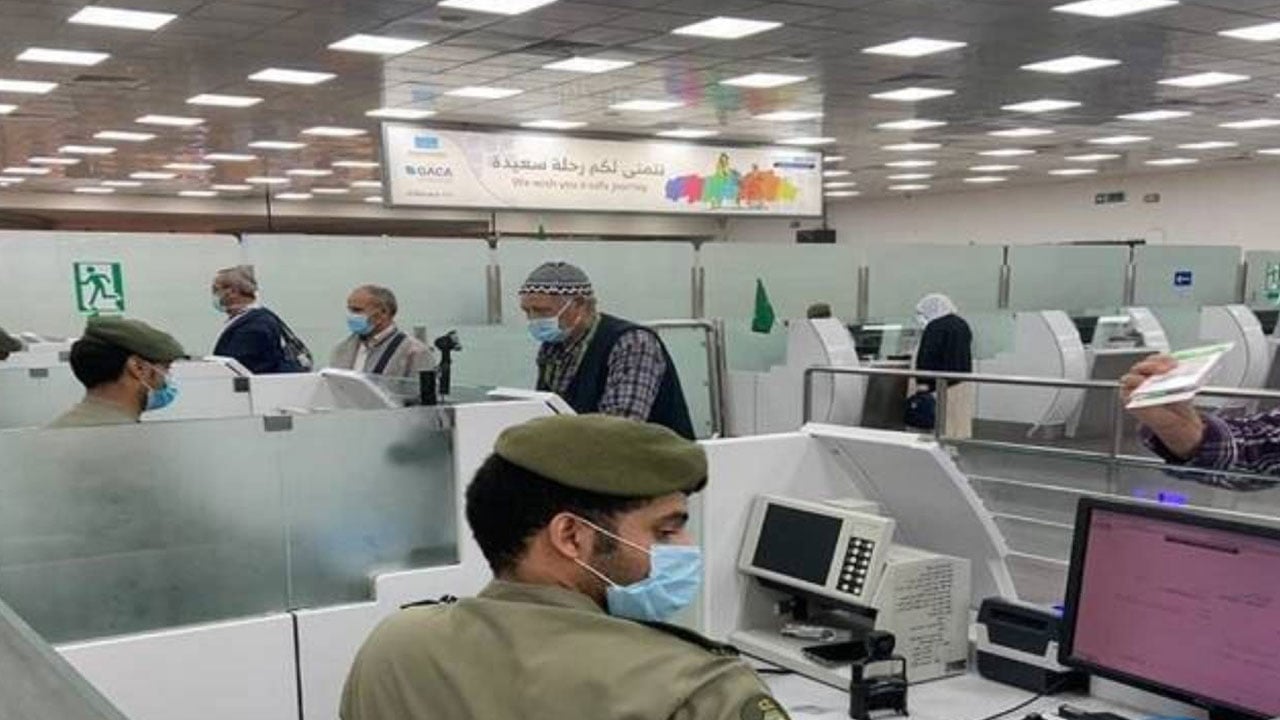 هل يجب تسليم الإقامة عقب مغادرة المقيم نهائيًا ؟ .. «الجوازات» توضح