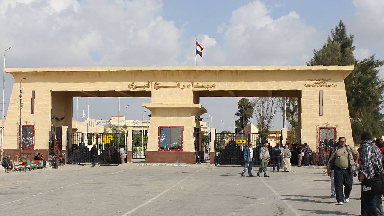 بعد اتفاق زيادة حرس الحدود .. السُلطات المصرية تستأنف تشغيل معبر رفح البري