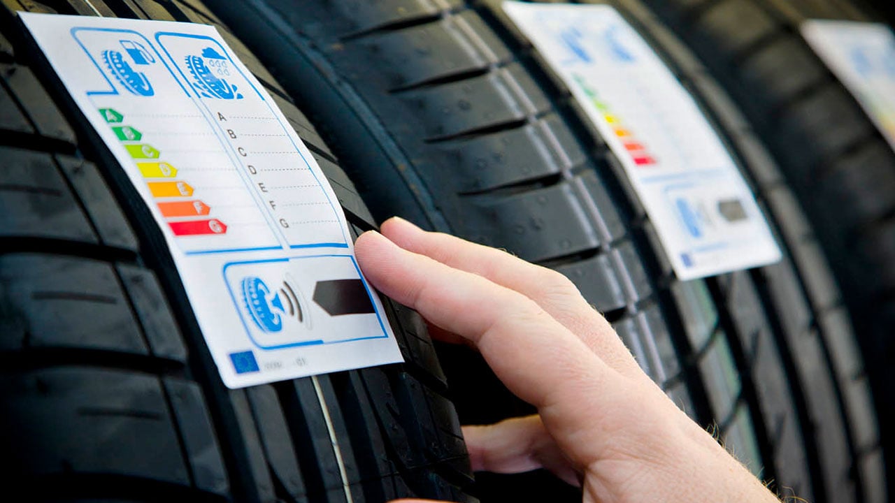 كم مدة صلاحية إطارات المركبات والشاحنات؟ بيان يجيب