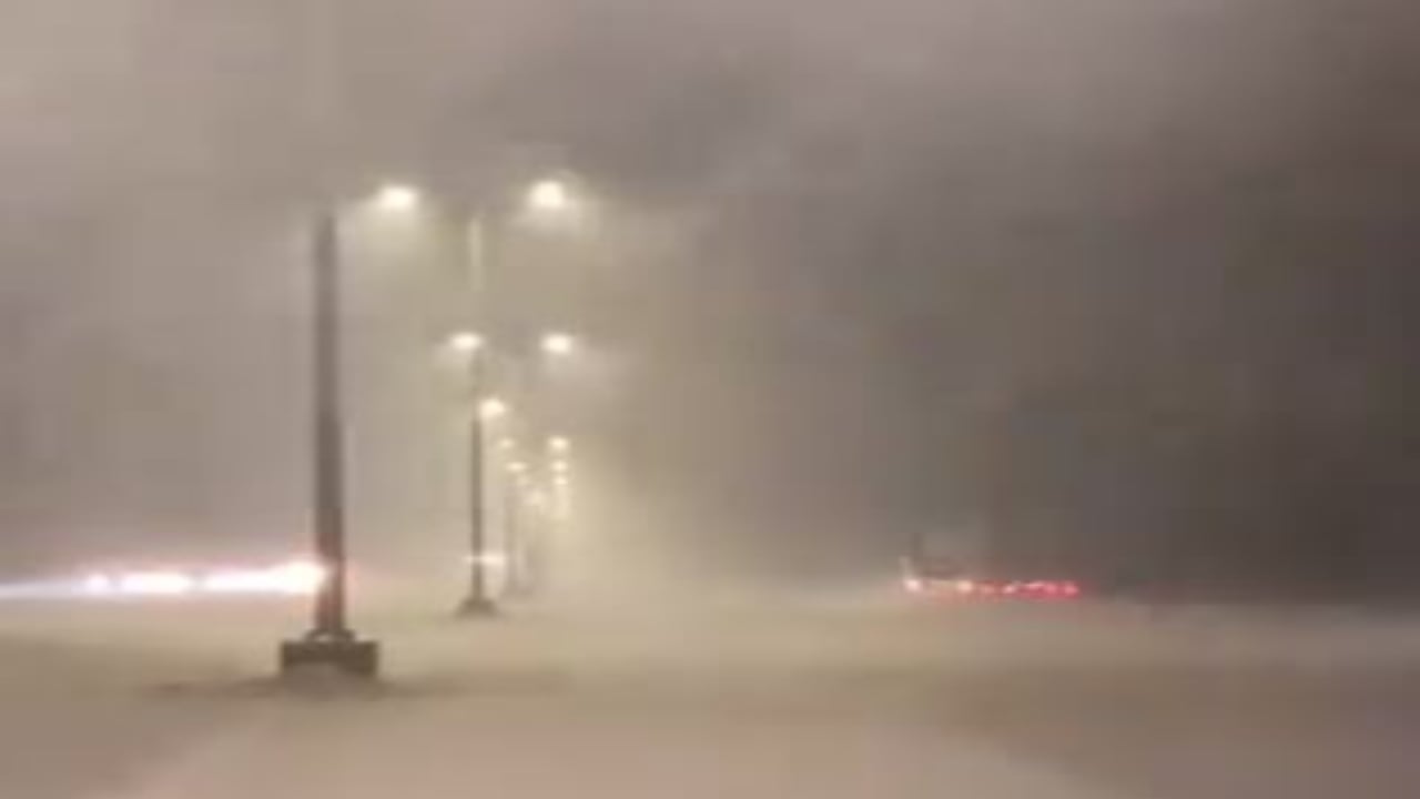 مقطع يوثق الأمطار الغزيرة في محافظة أملج