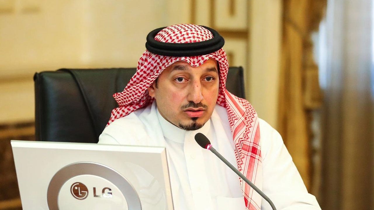 المسحل يقدم التعازي لنجم الأخضر بعد وفاة «جده»