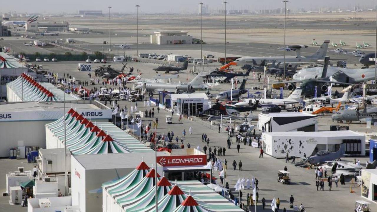 رئيس هيئة الأركان العامة يزور عددًا من الأجنحة في معرض دبي للطيران