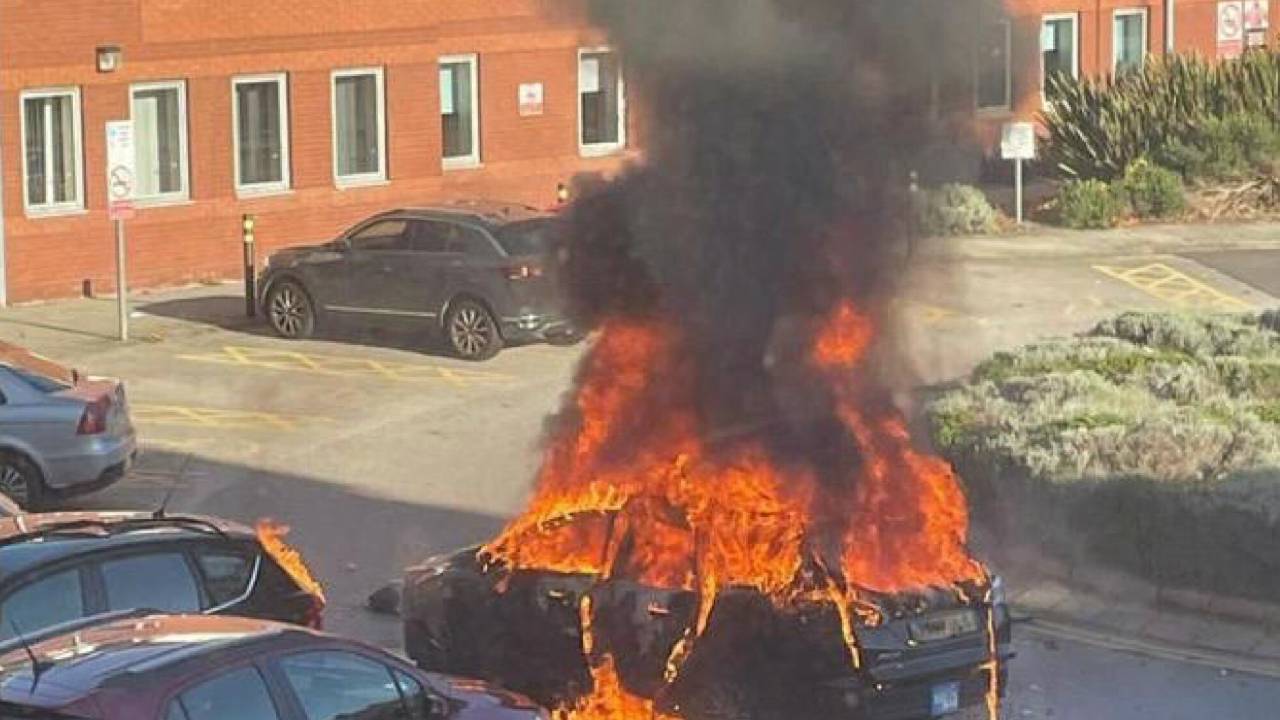 مقطع فيديو يوثق لحظة انفجار سيارة في شوارع ليفربول