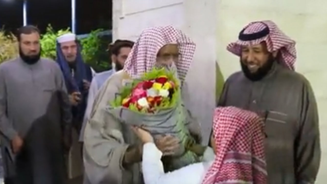 بعد عمله 38 عاما في المملكة.. أسرة سعودية تقيم حفل وداع لوافد على طريقتها الخاصة