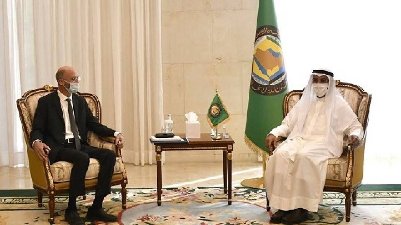 «الحجرف» يستعرض مستجدات «الاتفاق النووي» مع المبعوث الأمريكي الخاص لطهران