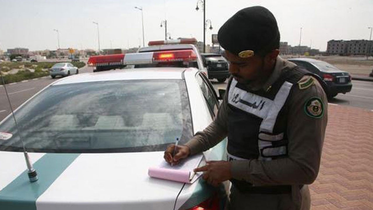 قائد مركبة يصدم سيارة ويهدد مالكها.. و«المرور» يتفاعل