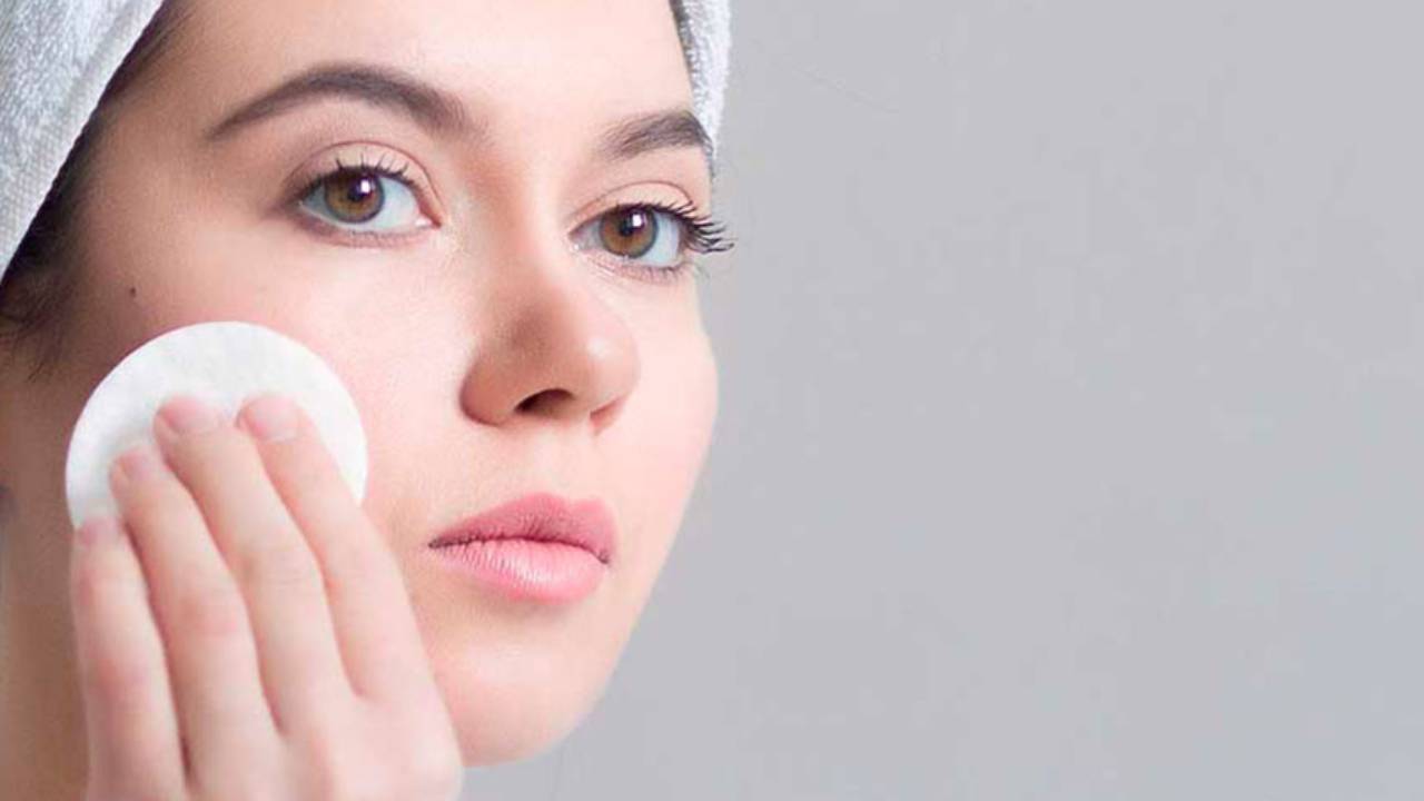 السكريات أولها..  أخصائية تغذية تحدد 4 أعداء أساسيين للبشرة