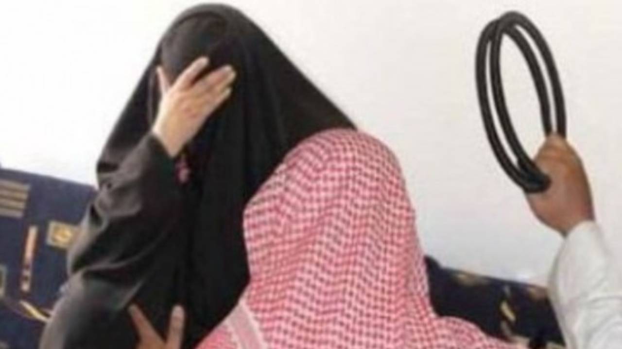 رجل يعنف زوجته وأطفاله ومطالبات بالقبض عليه.. و«العنف الأسري» يتفاعل