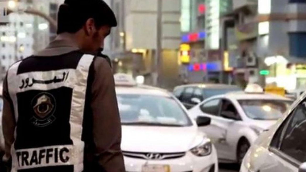 «مرور جدة» يطيح بقائدي مركبتين مارسا التفحيط في أحد الأحياء السكنية