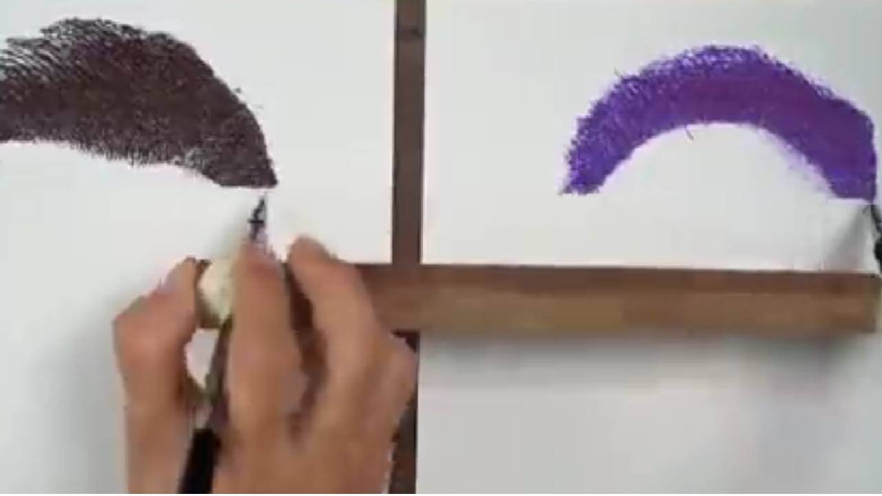 إبداع يفوق الخيال.. رسامة فيتنامية ترسم شخصيتين مختلفتين بنفس الوقت