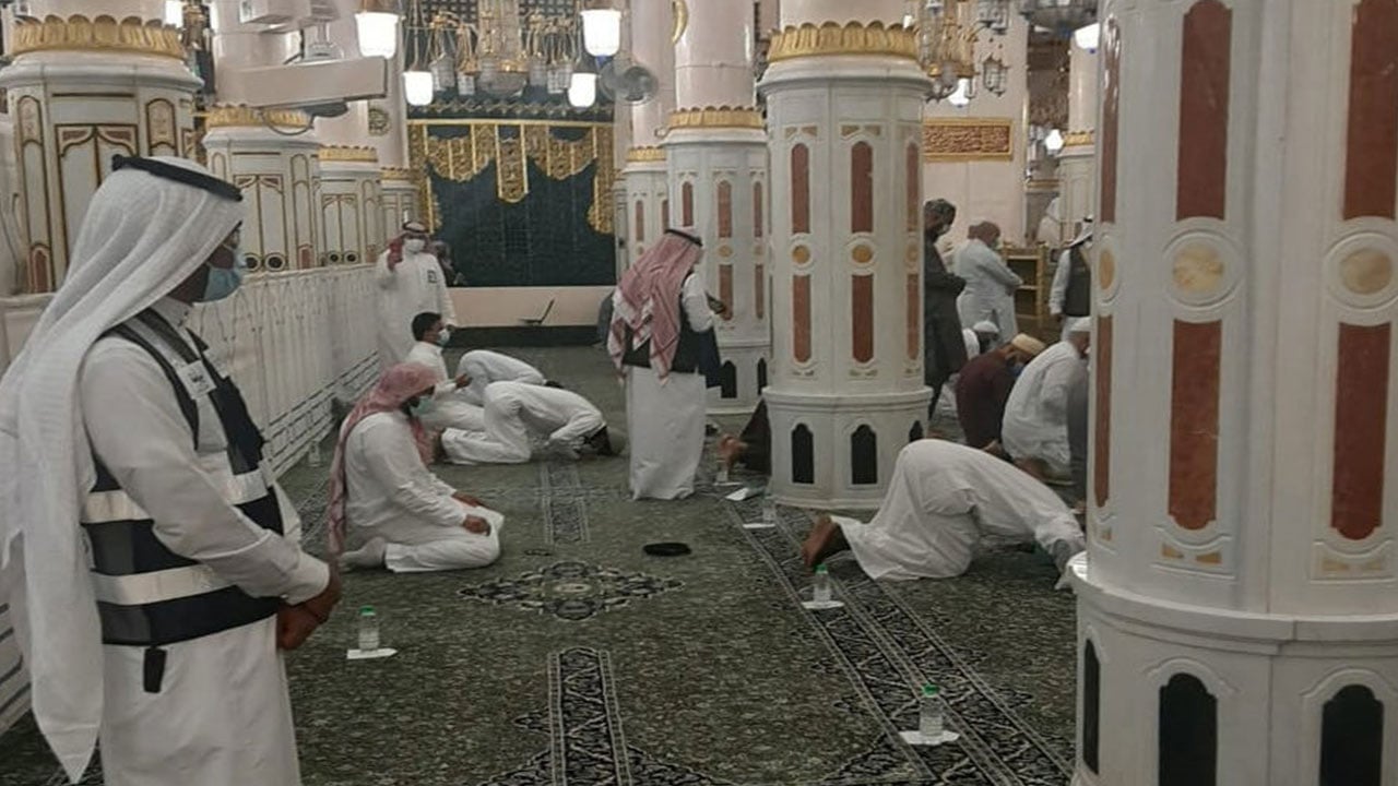 «الحج والعمرة» توضح عدد مرات صلاة الفرد في الروضة الشريفة