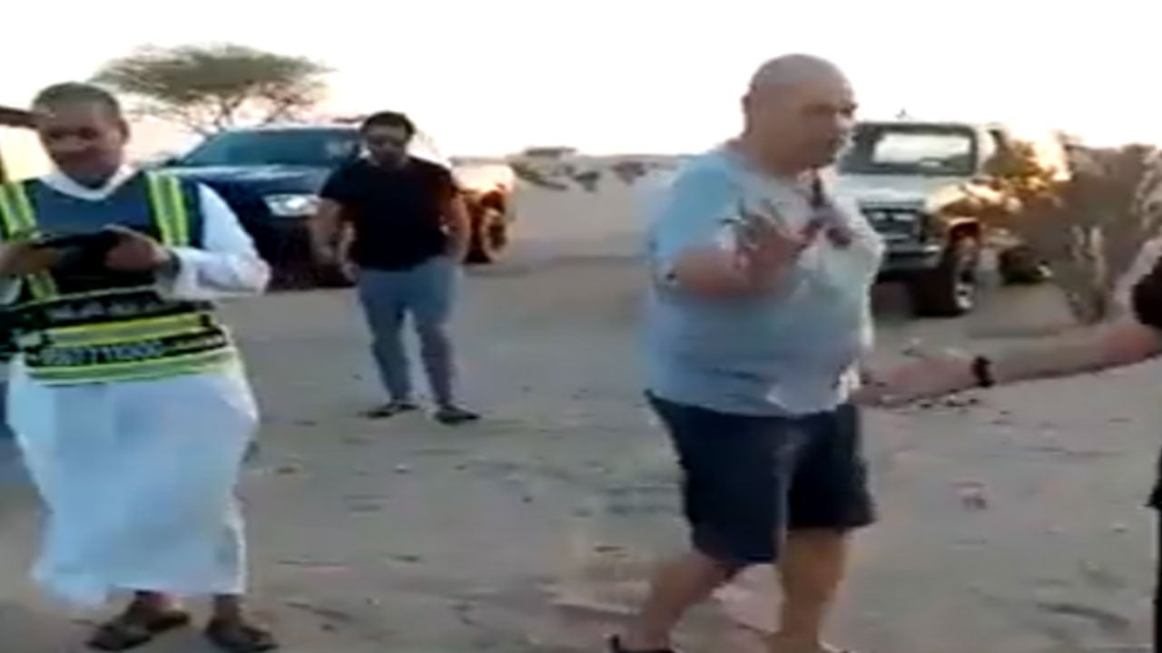 بالفيديو.. «فرحة جنونية».. إنقاذ مقيم سوداني علقت مركبته يومين بمنطقة صحراوية