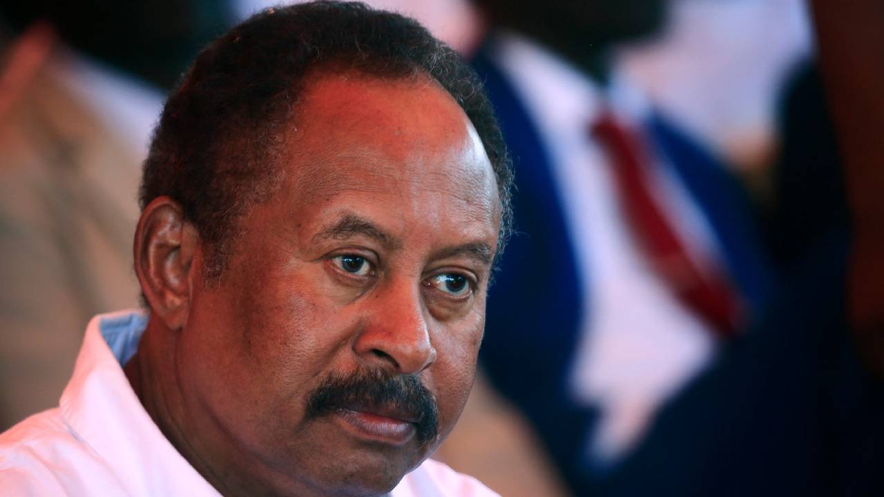 بعد رفع القيود.. أول تصريح من رئيس الوزراء السوداني