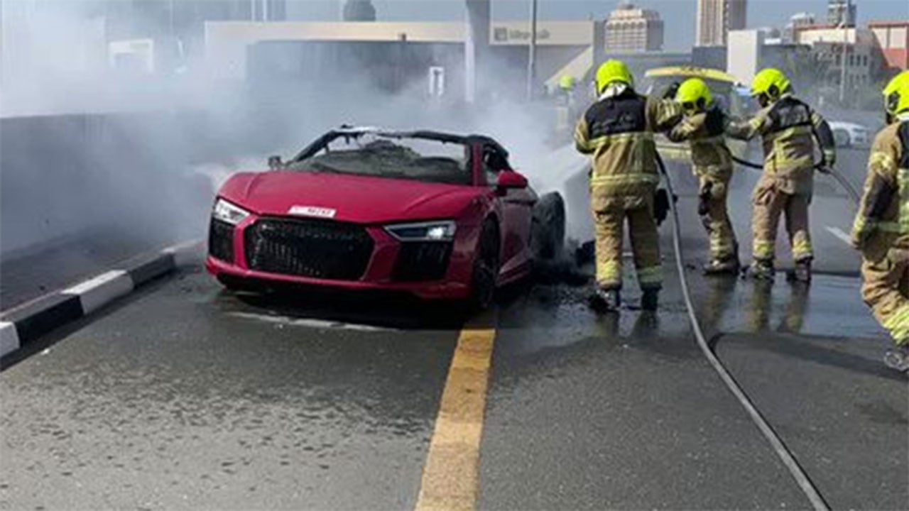 بالفيديو.. حريق يلتهم مركبة رياضية فارهة بالإمارات