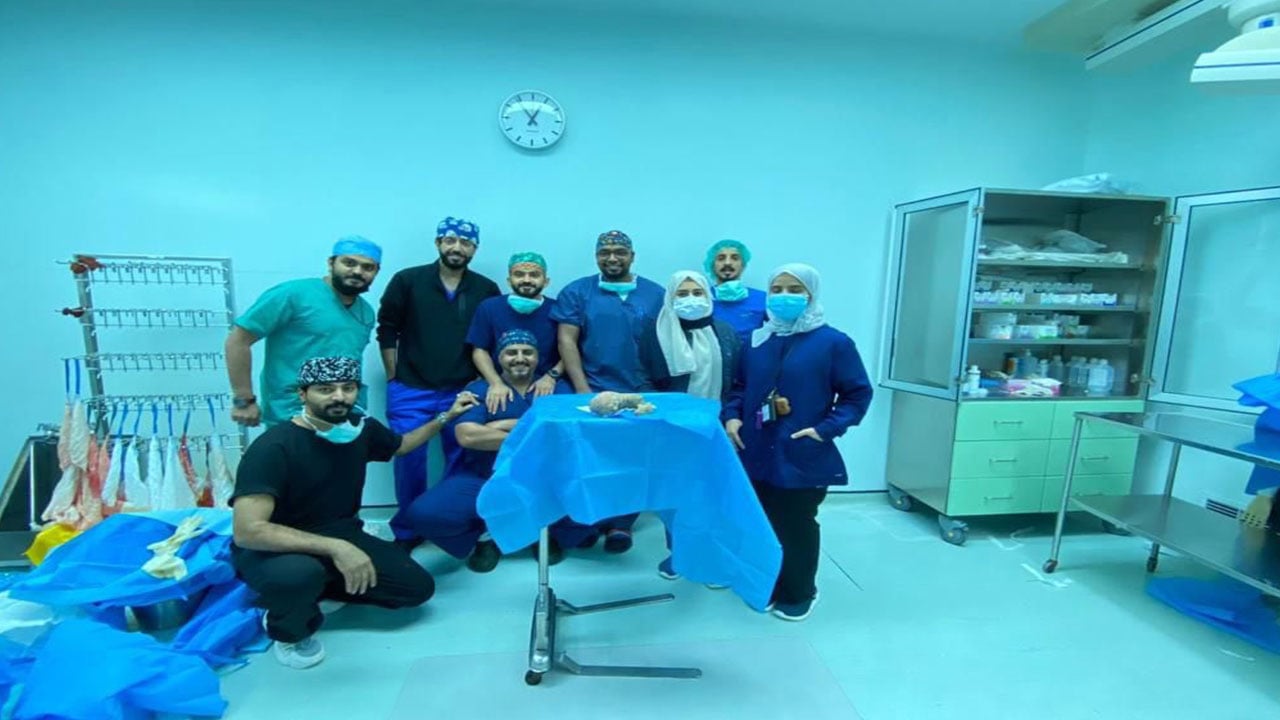 بالصور.. عامل يبتلع خليطًا إسمنتيًا للانتحار بجدة.. وتدخل جراحي عاجل لإنقاذه