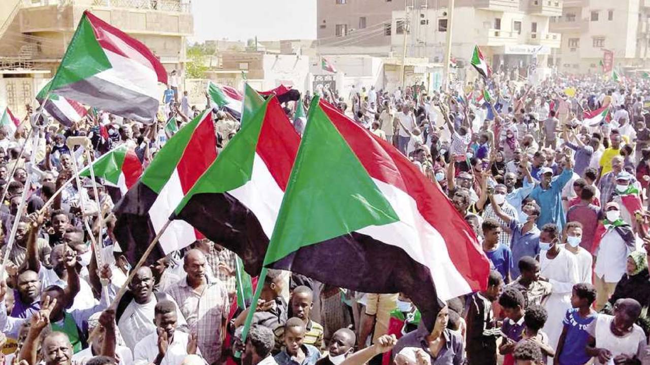 تظاهرات منددة باتفاق «البرهان - حمدوك» في الخرطوم..  والأمن يقابلها بالغاز المسيل للدموع