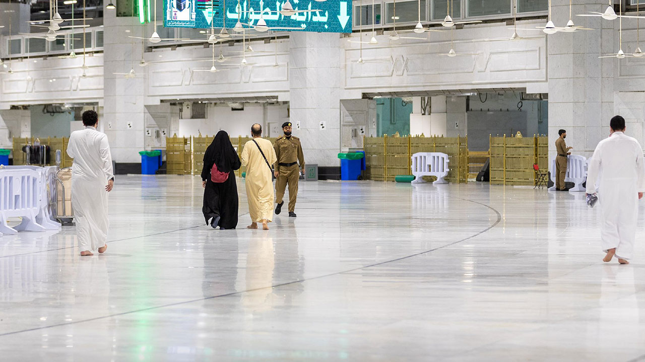 بالصور.. «شؤون الحرمين» تستقبل الطائفين غير المعتمرين