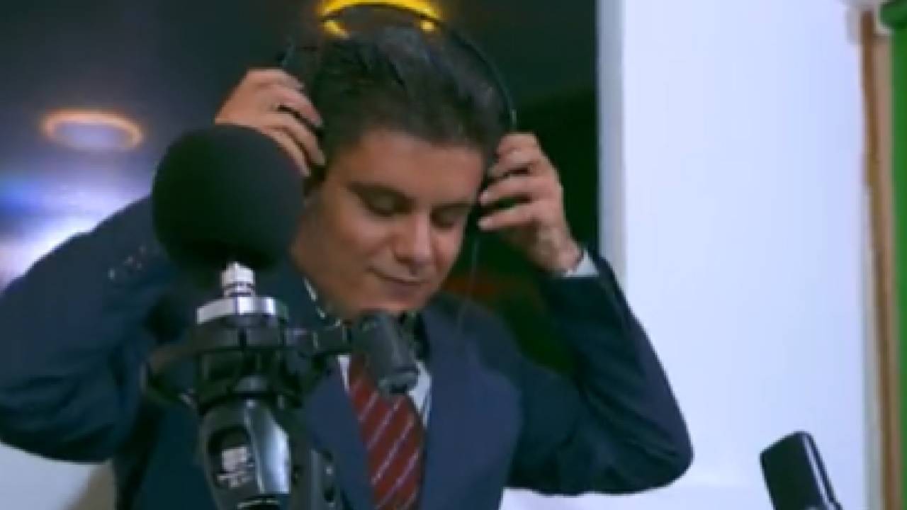 تحدى الظروف بعزم لا يلين.. قصة أول مذيع أخبار كفيف