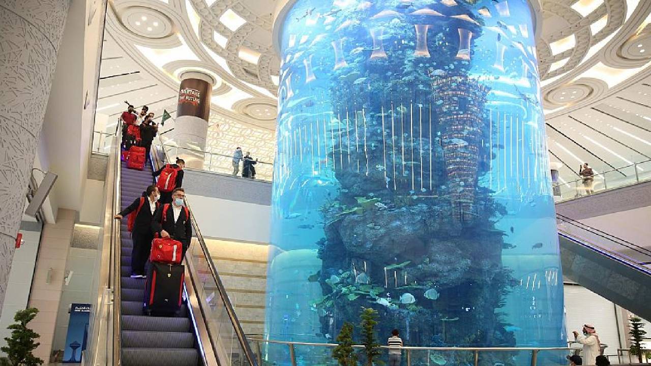 مطار الملك عبدالعزيز يسهل حركة قدوم المشاركين في «الفورمولا 1» عبر مسارات خاصة