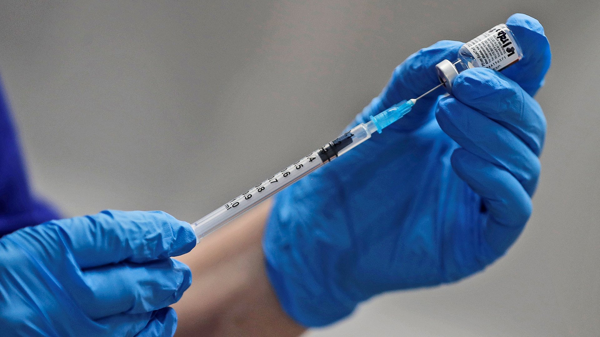 مخترع لقاح فايزر يكشف قدرة أوميكرون على اختراق المطعمين