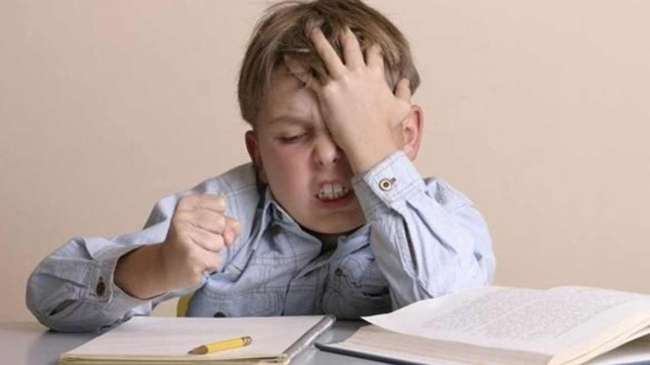 بالفيديو.. استشاري يوضح سبب ضعف التحصيل الدراسي لدى بعض الأطفال.. وينصح بـ3 فيتامينات