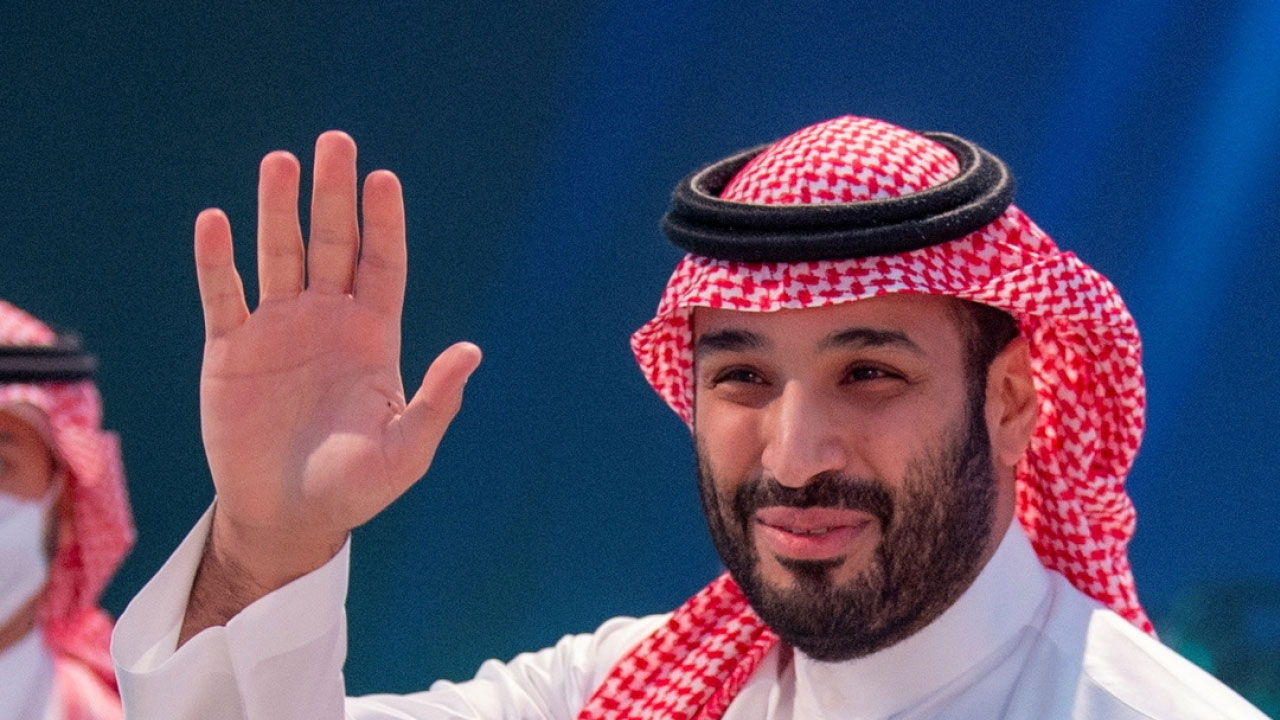 بالفيديو.. الجماهير تحيي ولي العهد لدى حضوره سباق السعودية لفورمولا - 1